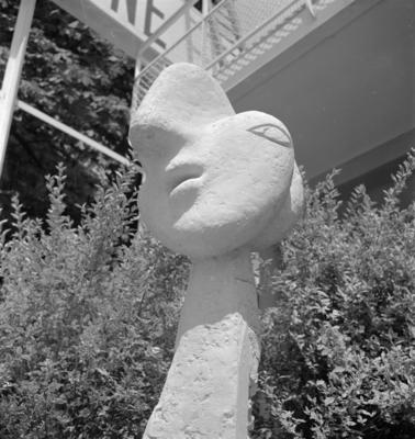 "Cabeça de Mulher", escultura de Pablo Picasso, em frente ao pavilhão da Espanha.