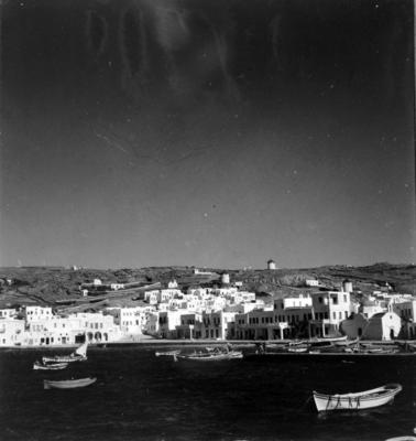Vista de uma cidade à beira-mar