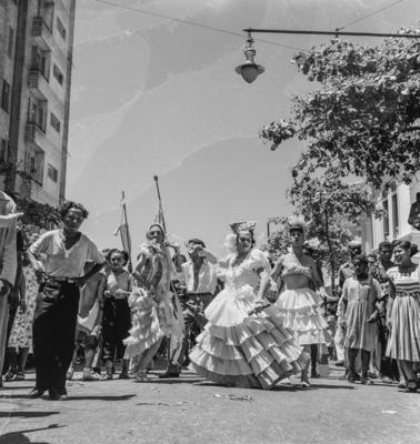 Desfile de blocos no Banho de Mar à Fantasia