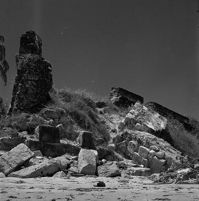 Paisagem de praia e ruínas