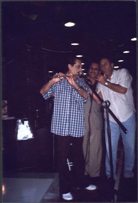 Cralos Poyares ao microfone com a flauta