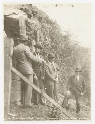 Fase final do arrasamento do Morro do Castelo - presença do Prefeito Prado Júnior, o segundo, da esquerda para a direita