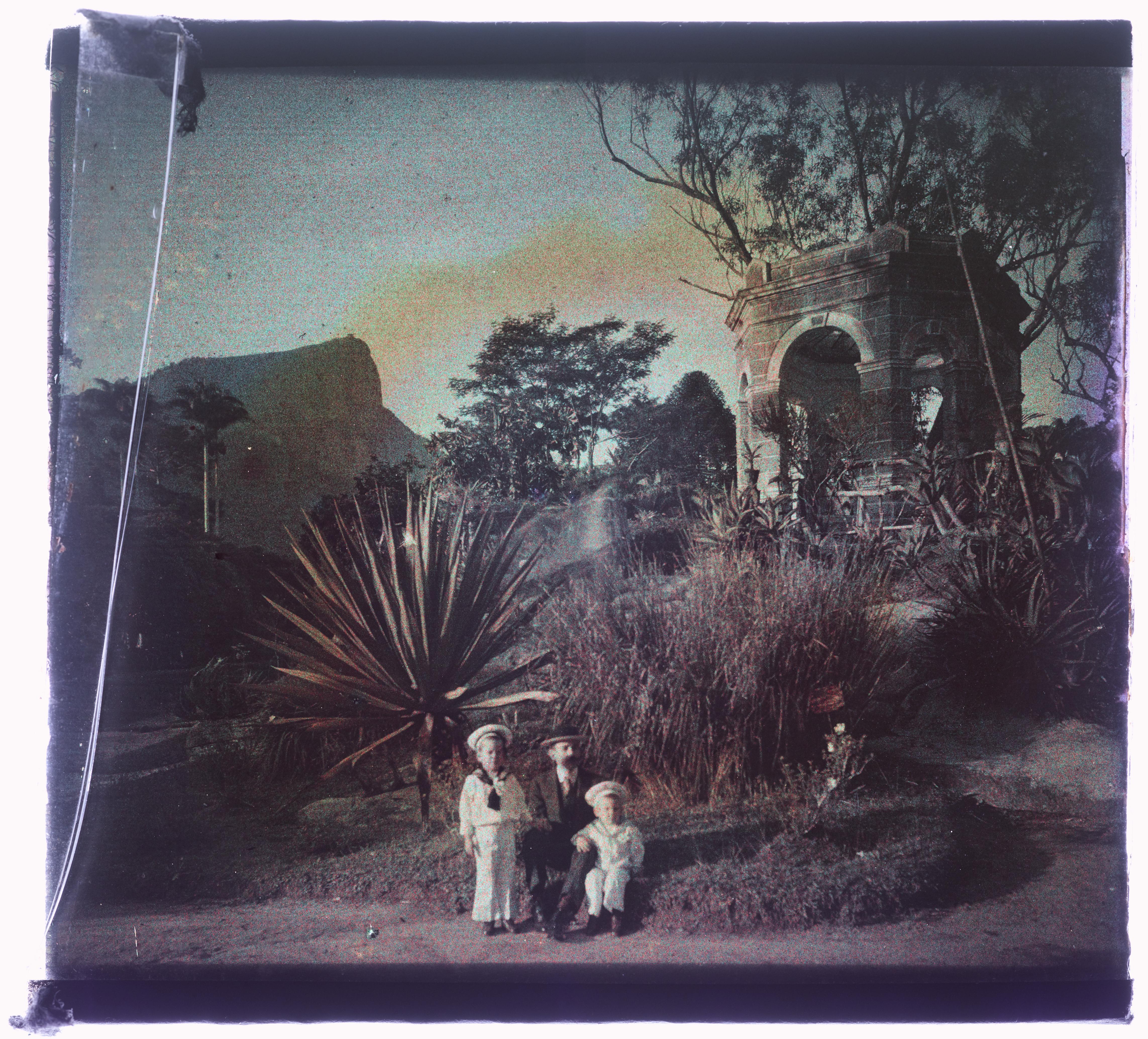 Homem com dois meninos no Jardim Botânico