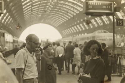 Gunther Weimer e Lena Coelho dos Santos na estação de trem. Viagem entre Lisboa (Portugal) e Ulm (Alemanha)
