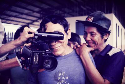 Expedição Pico da Neblina. Yanomami vê filmagens na câmera Video-8