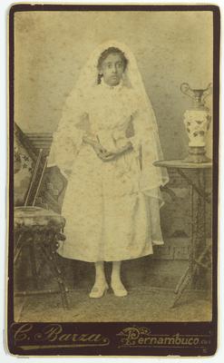 Retrato de menina na primeira comunhão