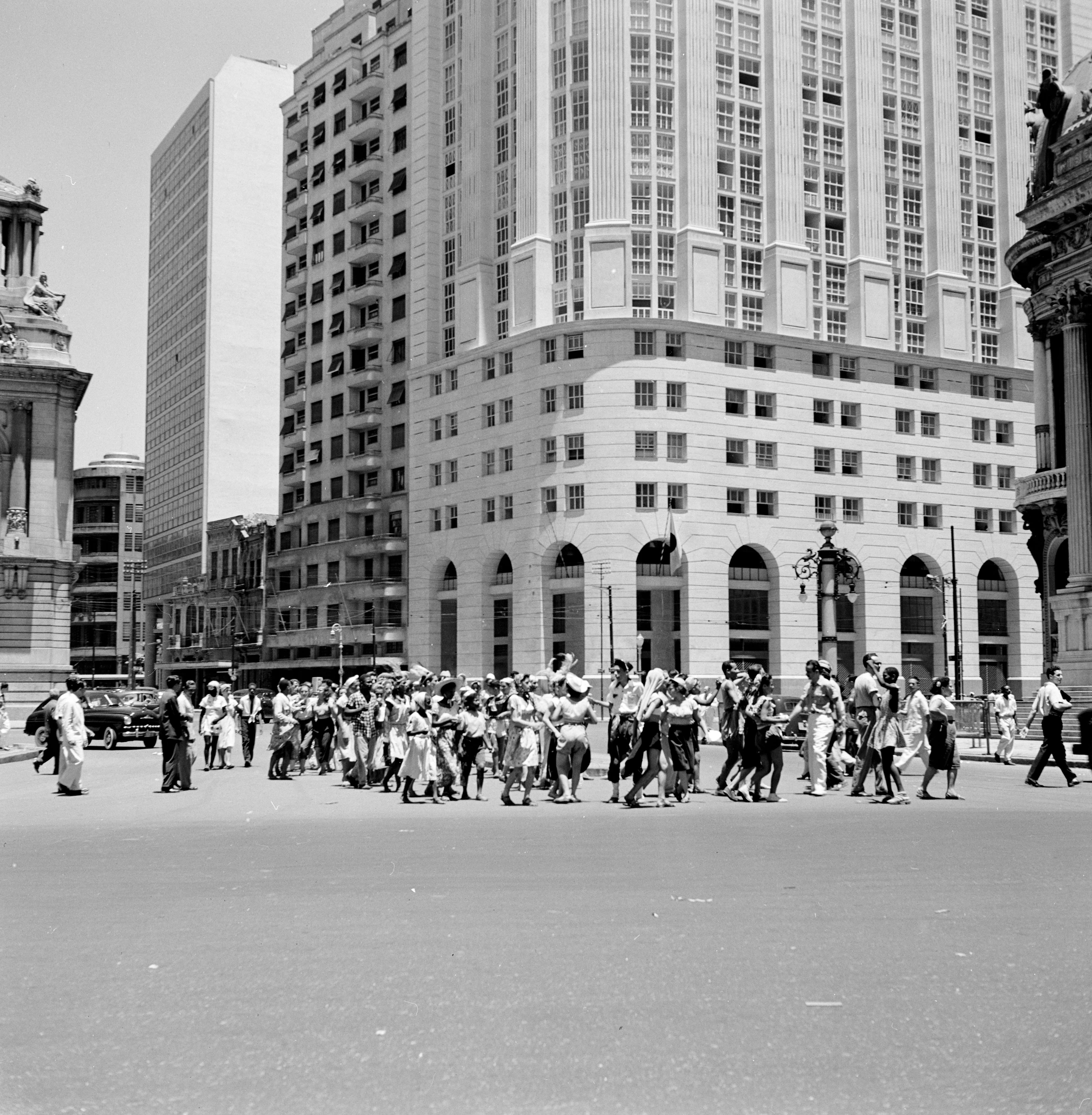 Carnaval de rua, em frente ao prédio onde ficava a sede do Cordão do Bola Preta