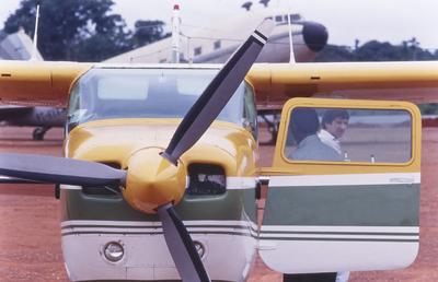 Ricardo Severo Grando de costas ao lado de avião