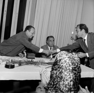 Sessão solene em homenagem ao Dia do Compositor. Da esquerda para a direita: Herivelto Martins, Joracy Camargo e Flávio Barroso (filho de Ary Barroso)