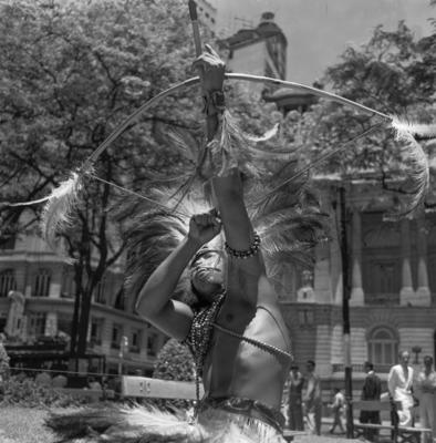 Carnaval de rua - bloco com pessoas utilizando fantasias de inspiração indígena