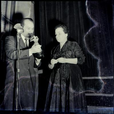 Aracy de Almeida recebendo troféu