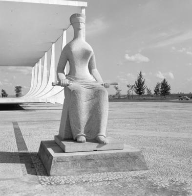 "A Justiça", escultura de Alfredo Ceschiatti