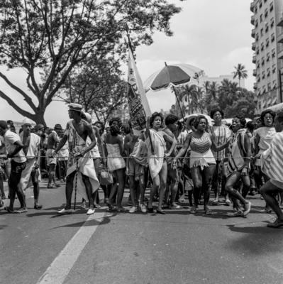 Desfile de blocos no Banho de Mar à Fantasia