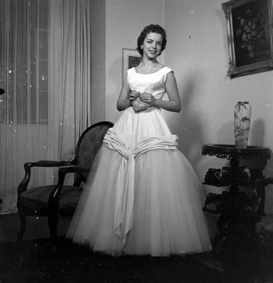 Maria do Carmo Taliberti com vestido de baile