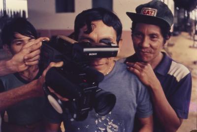 Expedição Pico da Neblina. Yanomami vê filmagens na câmera Video-8