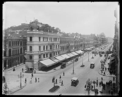 Avenida Central, Rua Sete de Setembro com Rua Rodrigo Silva; ao fundo, o Morro do Castelo