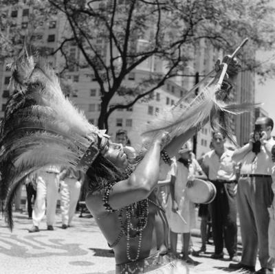 Carnaval de rua - bloco com pessoas utilizando fantasias de inspiração indígena