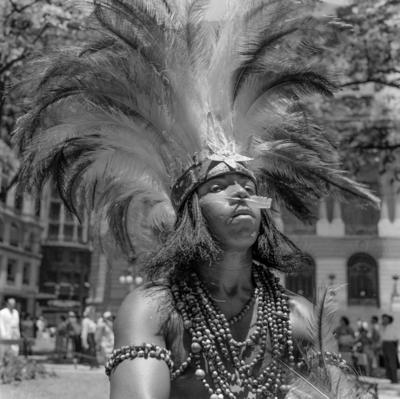 Carnaval de rua - bloco com pessoas utilizando fantasias de inspiração indígena