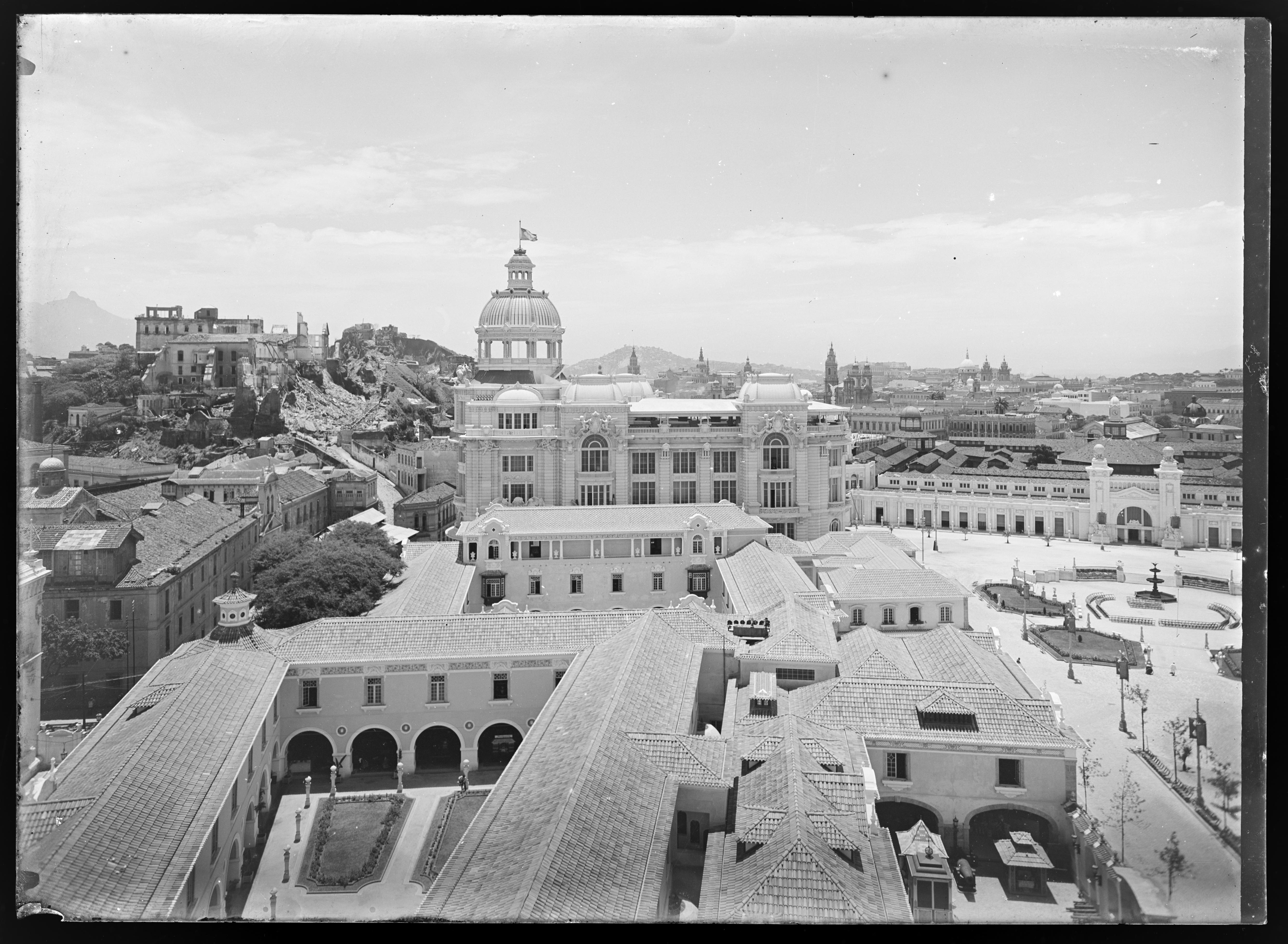 Morro do Castelo em processo de demolição e os pavilhões da Exposição Internacional de 1922