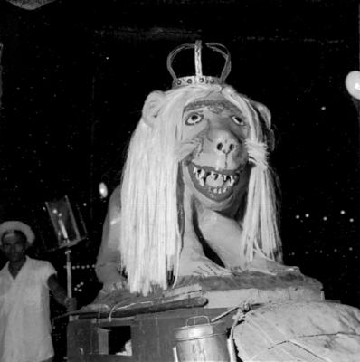 Desfile do Maracatu Leão Coroado