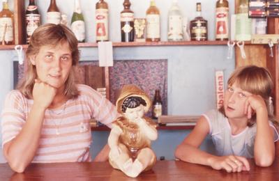 Mulher e criança não identificadas em bar