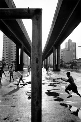 Futebol na estação de metrô Brás