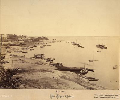 A cidade de Manaus vista das margens do rio Negro