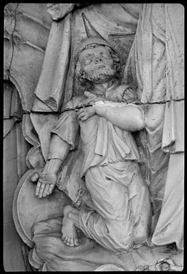 Mendigo, detalhe de relevo