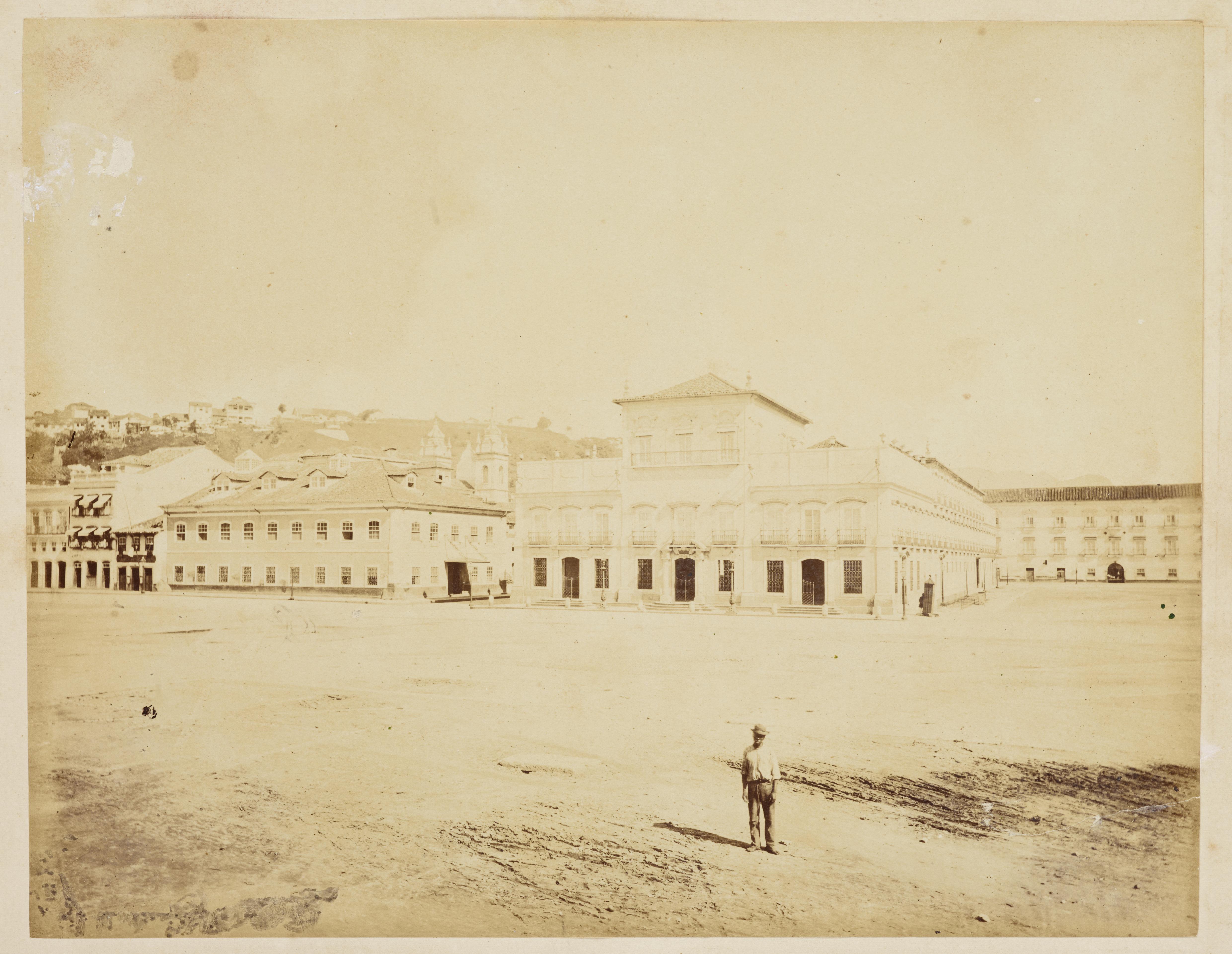 Paço Imperial, ao fundo, o Convento do Carmo