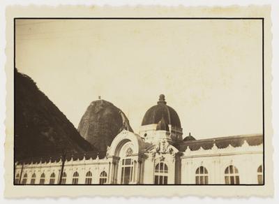 Fachada da Escola Militar da Praia Vermelha; ao fundo, o Morro do Pão de Açúcar