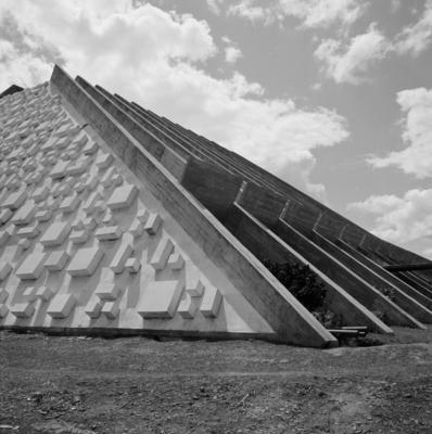 Teatro Nacional Cláudio Santoro, "O sol faz a festa", relevo de Athos Bulcão