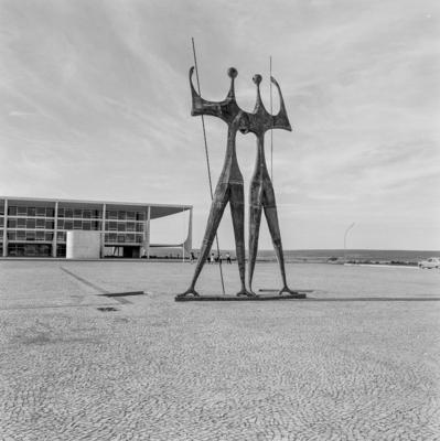 "Os Candangos" ou "Os Guerreiros", escultura de Bruno Giorgi, em frente ao Palácio do Planalto