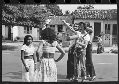 Conceição Senna, Edna de Cássia (ao centro), Jorge Bodanzky e Achim Tappen nos ensaios para o filme "Iracema: uma transa amazônica"