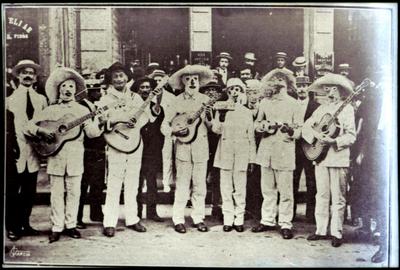 Músicos mascarados (reprodução de livro ou periódico)