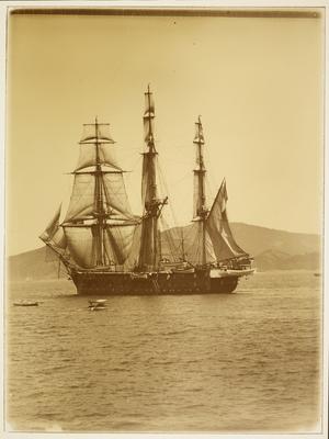 Pallas com todas as velas içadas