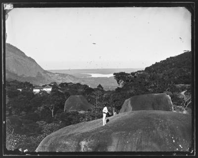Vista das Furnas de Agassiz; ao fundo, a Lagoa da Tijuca