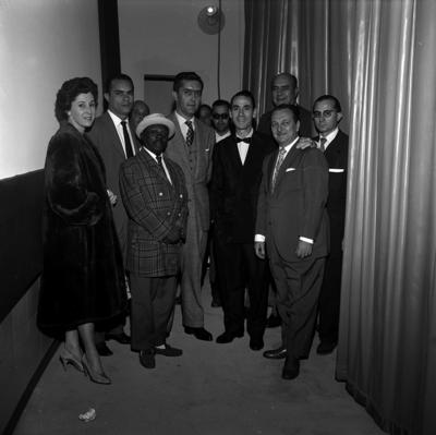 Grande Otelo (3º, de terno xadrez e chapéu), Rômulo Paes (4º), Nelson Gonçalves (5º, de gravata-borboleta) e Herivelto Martins (6º), entre outros