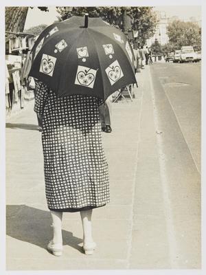 A senhora com guarda-chuva em flor