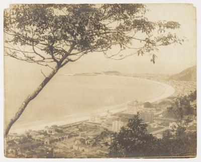 Vista da Praia de Copacabana, a partir do Morro da Babilônia