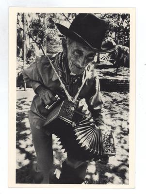 "Velho acordeonista" (cartão-postal)