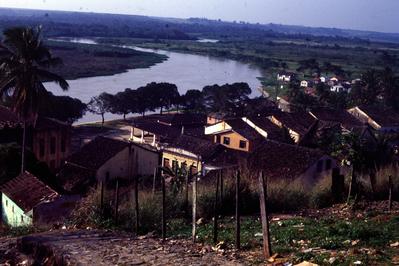 Vista de casas com rio ao fundo