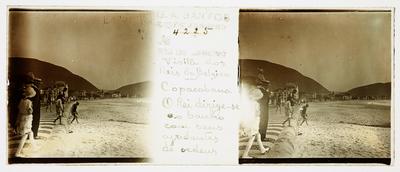 Alberto I, o Rei da Bélgica, em trajes de banho na praia