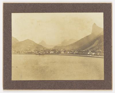 Vista da Praia de Botafogo, com o Morro do Corcovado à direita