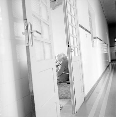 Corredor, de onde se vê o Pátio das Mulheres, no asilo São Vicente de Paulo