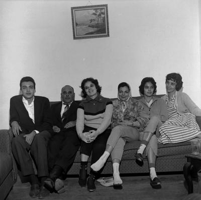 Grupo de pessoas não identificadas