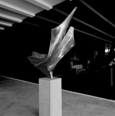 "Pássaro em Fogo". escultura de Luiza Miller