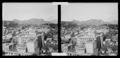 Região da Avenida Central (atual Rio Branco); ao fundo, o Morro do Castelo