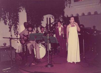 Elizeth Cardoso ao microfone