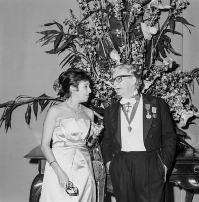 Roberto Burle Marx com Tuni Murtinho, na recepção em homenagem à Rainha Elizabeth II
