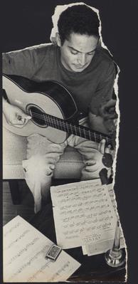 Baden Powell com violão e partitura